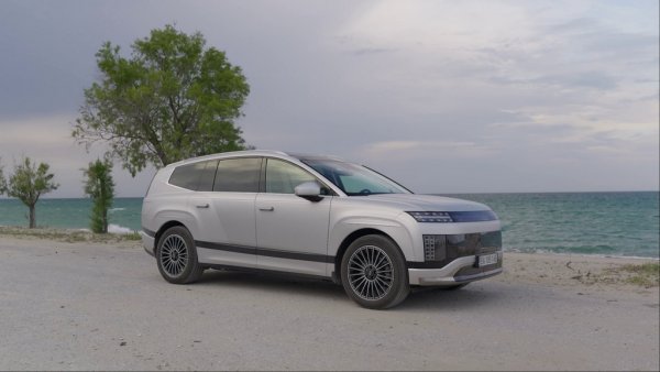 Hyundai Ioniq 9 бе нашият комфортен транспорт в шестте епизода на "Непознатата Гърция". Този 5.06-метров електрически SUV има 428 к. с. мощност във върховата версия, ускорява от 0 до 100 км/ч за 5.2 секунди, а 110-киловатчасовата батерия дава 600 км пробег в комбиниран цикъл, или, според нашия опит, около 450 км при предимно магистрално шофиране. Багажникът побира 908 литра, ако не ползвате третия ред седалки. Идеалната кола за големи пътешествия