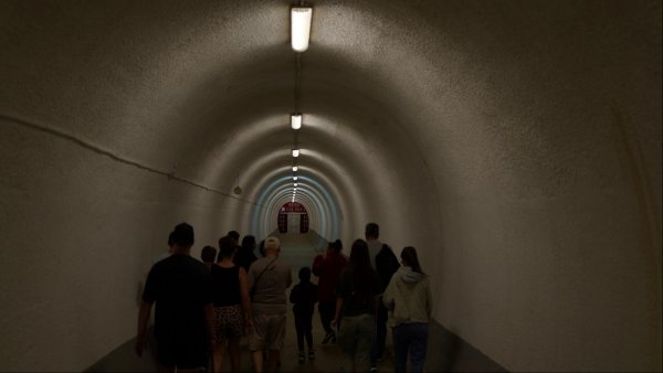 Този изкуствен тунел ще ви отведе в самата пещера