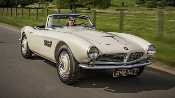 Този невероятно красив роудстър е можело да бъде един от най-големите бестселъри на баварците, но в крайна сметка е произведен в едва 252 екземпляра. През 50-те години на миналия век вносителите на европейски коли в САЩ искали да капитализират максимално жаждата за спортни машини от Стария континент. Идеята зад 507 била да се позиционира като двуместен спортен модел между по-евтините предложения на Triumph и Austin-Healey и екзотичния Mercedes-Benz 300SL.

BMW 507 изглеждал като абсолютен хит с 3,2-литровия си V8 със 150 к.с. и олекотено алуминиево купе. Но имало един сериозен проблем - парите. Просто 507 бил много скъп. Той бил толкова добре и качествено направен, че цената му надскочила двойно първоначално планираните 5000 долара. И трябвало да бъдеш Елвис Пресли, за да си позволиш тази машина. Което и направил Кралят на рока, между другото. Даже си взел две такива коли. И едната била пребоядисана в червено, тъй като оригиналното й бяло купе било цялото на отпечатъци от целувки с червило на фенки.