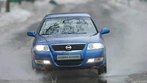 Основни проблеми: корозия на каросерията, бързо износване на интериора, ненадеждна електрическа система, проблеми с катализатора, слабо окачване, спирачки и ръчна скоростна кутия

Almera ClassiC е типичен бюджетен седан. Но шасито на Nissan е слабо за лоши пътища. Предните амортисьори и пружини рядко издържат повече от 100 000 км. При този пробег задните често провисват. Спирачките също са проблем - накладките се износват бързо, тръбопроводите често корозират, а в студено време възвратният клапан на вакуумния усилвател често засяда.