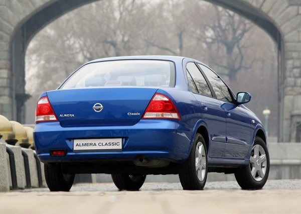 Атмосферният 1.6-литров двигател QG16DE е надежден, има верижно задвижване на ангренажа и чугунен блок, лесно усвоява не най-висококачественото гориво и издържа на повече от 300 000 км. Има обаче достатъчно проблеми в малките неща: сензорите често се отказват, по-близо до 200 000 км веригата се разтяга, а катазаторът изисква наблюдение - случаите на неговото разрушаване не са рядкост и остатъци могат да попаднат в цилиндрите,.

Що се отнася до трансмисията, надеждният "автоматик" RE4F03A е почти без слаби места. Основното е да сменяте маслото поне веднъж на всеки 50 000 км. Но &bdquo;механиката&ldquo; на RS5F30A е проблематична - шумни лагери и умиращи синхронизатори - често срещано явление вече след 60 000 км.