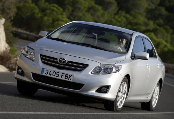 Основни проблеми: ръждясващи калници и прагове, крехка пластмаса и избледняваща тапицерия, разход на масло, слаби верижни и фазови регулатори, капризен &bdquo;робот&ldquo; и вариатор.

Най-проблемното място на Corolla (и хечбека Auris, който е на същата платформа) е роботизираната скоростна кутия с еднодисков съединител. Поради повреди в електрониката често възникват проблеми с превключването: тласъци, забавяния, преминаване в авариен режим. Съединителят и задвижващият механизъм често не издържат дори 40 000 км. Toyota се опита да подобри ситуацията с нов фърмуер, но тази трансмисия така и не стана наистина надеждна. В резултат на това, след фейслифта, &bdquo;роботът&ldquo; беше напълно спрян да се предлага на някои пазар.