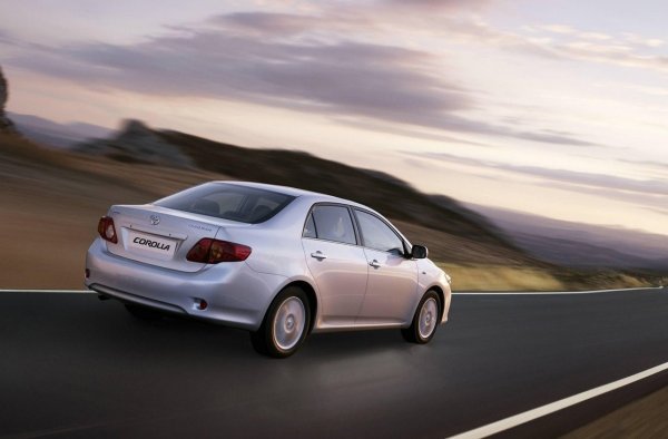 Най-надеждната е обикновената &bdquo;механика&ldquo;, особено 6-степенната след рестайлинга. Дори остарялата 4-степенна "автоматична" скоростна кутия е много по-за предпочитане - с редовна смяна на маслото, тя лесно издържа 250 000 - 300 000 км. Но вариаторът, който се намира на някои от екземпляите, изисква стриктно спазване на температурния режим и е препоръчително маслото да се сменя на всеки 40 000 км.

Има въпроси относно двигателите. Всички бензинови двигатели на Corolla имат верижно задвижване на ангренажа и са склонни да изразходват масло. Старият 1.4 (4ZZ-FE) е най-малко податлив на това и веригата му изисква подмяна приблизително на всеки 120 000 км. След рестайлинга се появи 1NR-FE с обем 1,3 литра. Той страда от висок разход на масло дори по време на гаранционния период. Често, на 100 000 км, се налага ремонт с подмяна на бутала и пръстени.

Най-разпространеният агрегат е 1.6 (1ZR-FE). Коксуването на буталните пръстени е възможно на 150 000 км. Ангренажната верига и фазовите регулатори обикновено се сменят приблизително по едно и също време.