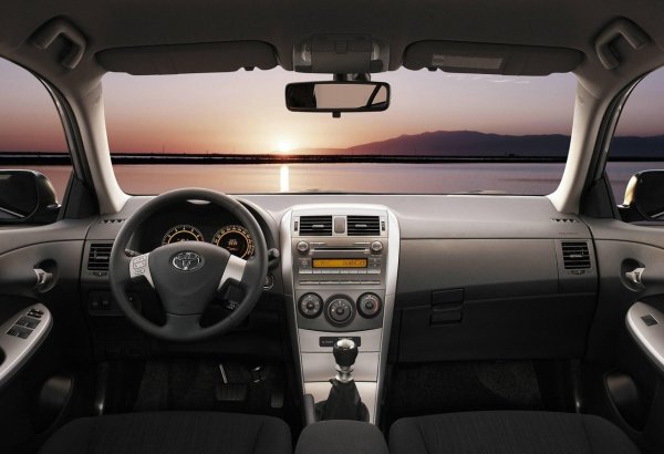 Въпреки репутацията на Toyota, каросерията също има уязвимости. Няма сериозна ръжда, но хромът на капака на багажника крие петна от корозия. Калниците ръждясват по краищата и на местата, където се срещат с пластмасови елементи.

Интериорът е добре сглобен, но разочароващ по отношение на материалите за довършителни работи. Пластмасата лесно се надрасква, а платът на седалките бързо губи свежия си вид, особено при невнимателна употреба. Но електрическите проблеми са рядкост. Дори след 200 000 км повечето системи работят без оплаквания.

И почти няма за какво да се упрекне шасито на Corolla. Просто и издръжливо, то лесно издържа на трудностите при експлоатация по лоши пътища. Амортисьорите издържат дълго време: предните - до 150 000 км, задните - до 200 000.