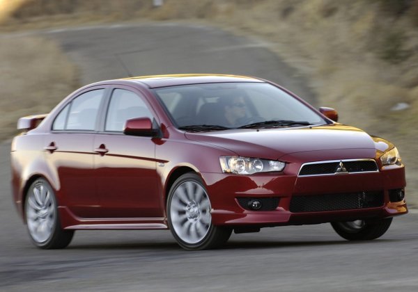 Основни проблеми: тънък метал и слабо боядисване, корозия на долната част на каросерията и арките, бързо износване на интериора, слаба електрическа система, окачване, спирачки и съединител.

Шасито на Lancer действа на нервите на собственика с дреболии. Втулките на стабилизатора изискват подмяна на всеки 30 000 км, предните амортисьори издържат около 100 000, а задните безшумни блокове - около 60 000 км. Независимо от вида на кормилното управление, накрайниците и щангите живеят приблизително еднакво. Спирачките на Lancer често се модифицират с части от Outlander по някаква причина: оригиналните дискове бързо се отказват, а апаратите лесно заклинват, особено отзад.