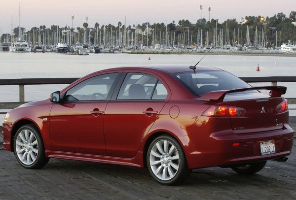 Автоматичните трансмисии като цяло са надеждни. Четиристепенната автоматична трансмисия Jatco F4A, работеща с двигатели 1.5 и 1.6, прави всичко бавно, но служи дълго време - до 300 000 км. Вариаторът Jatco JF011E, който се предлага с двигатели 1.8 и 2.0, с тихо возене и редовна смяна на маслото може да измине поне 250 000 км. Основното е да се следи охлаждането, особено при рестайлирани версии, където вместо радиатор е монтиран топлообменник.

С &bdquo;механиката&ldquo; всичко не е толкова ясно. Най-ненадеждният вариант е &bdquo;петстепенната&ldquo;, която се предлага в комбинация с 1.5-литров двигател, където проблемът е съединителят. Други версии са оборудвани с по-надеждни кутии.