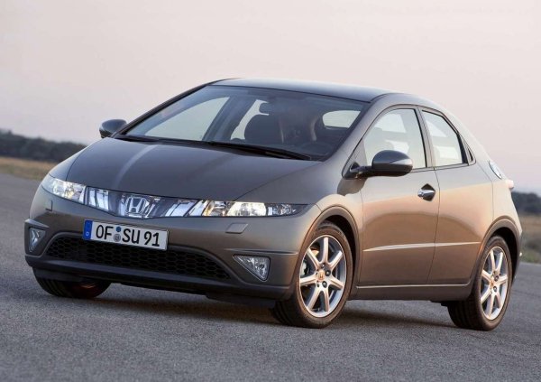 Основни проблеми: корозия на каросерията, течове на масло, слаба охладителна система.

Тази кола изглежда смела, кара се безразсъдно, а интериорът ѝ е сякаш от бъдещето. Но при по-внимателен оглед, Civic от осмо поколение може бързо да разочарова. Най-очевидният проблем е каросерията. Качеството на метала и боята е посредствено, боята лесно се надрасква, а стружките бързо се превръщат в огнища на корозия. Най-често капакът, ръбът на покрива, арките и праговете ръждясват.