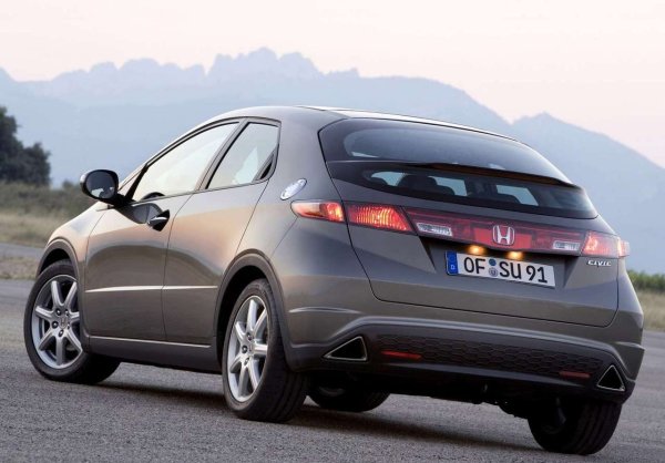 Моделът има късмет с електрическата инсталация: наистина сериозните проблеми са рядкост. Понякога предпазителите отказват, конекторите се окисляват, има неизправности в имобилайзера или окабеляването на вратите, но най-често - след 200 000 км.

Основният двигател R18 е надежден, но не е без слаби места. Течовете в уплътненията и капака на разпределителния вал са често срещани. Охлаждащата система изисква внимание, особено радиаторът и вентилаторът. Двигателят е чувствителен към гориво, масло и свещи - неквалифицираната поддръжка бързо ще се превърне в проблем. Но ангренажната верига е издръжлива. Често тя служи толкова дълго, колкото и самият двигател, а това са 300 000 км или дори повече.