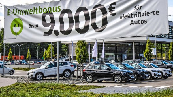 Финансовата подкрепа за електрически автомобили трябваше да помогне за преодоляване на пропастта между желанието и реалността. През декември обаче екологичните бонусите бяха отменени заради проблеми с бюджета. И това веднага доведе до сериозен спад на продажбите на електромобили.
