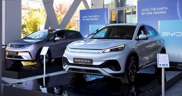 В същото време азиатските им конкуренти вече доминират, тъй като са много по-ефективни. Пример за това е поизводственият модел на BYD, който - както при Tesla, осигурява много високо ниво на вертикална интеграция. Китайският производител на електрически автомобили притежава суровините, разработва батерии, програмира самия софтуер и по този начин доминира световните пазари на електрически автомобили.
