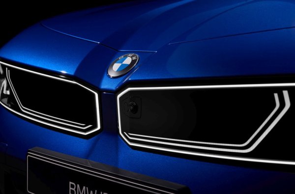 Осветената решетка се нарича Iconic Glow и можете сами да избирате с каква анимация ще ви посреща и изпраща при отключване и заключване на автомобила. 
Изключение е само базовото ниво на оборудване, в което вместо това ще има ивици хром под стъклен капак. 

