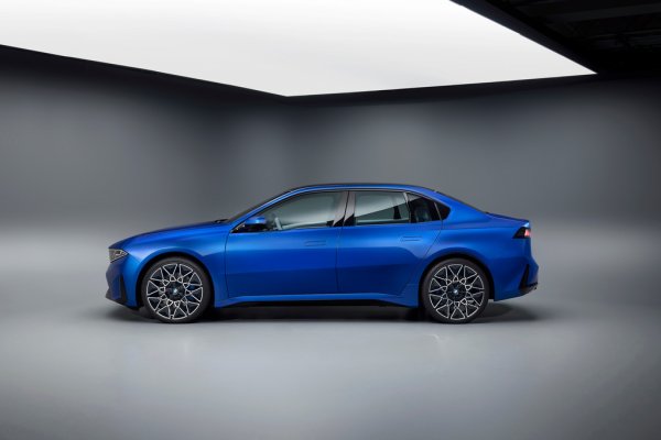 Новата i3  запазва очертанията и силуета на класическата Трета серия. Това, което може би не виждате веднага, е че тя всъщност е осезаемо по-голяма от досегашното G20 - с 5 см по-дълга, с 4 см по-широка, и с 4.5 сантиметра по-голямо междуосие.
