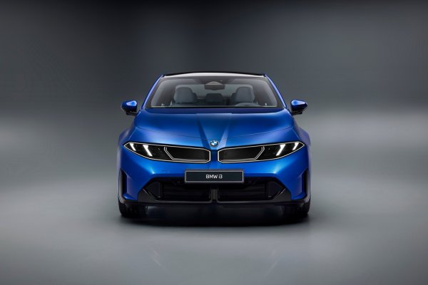 Колата, която виждате, е версията i3 50 xDrive. Задвижването е същото като при аналогичното iX3: шесто поколение електромотори и батерии на BMW с 800-волтова архитектура. 
