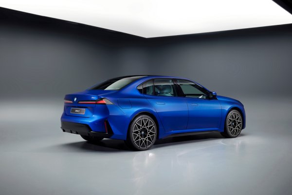 Благодарение на по-добрата си аеродинамика, новото i3 бие iX3 и по обхват: с едно зареждане може да измине до 900 километра, според официалните тестове (WLTP). 
