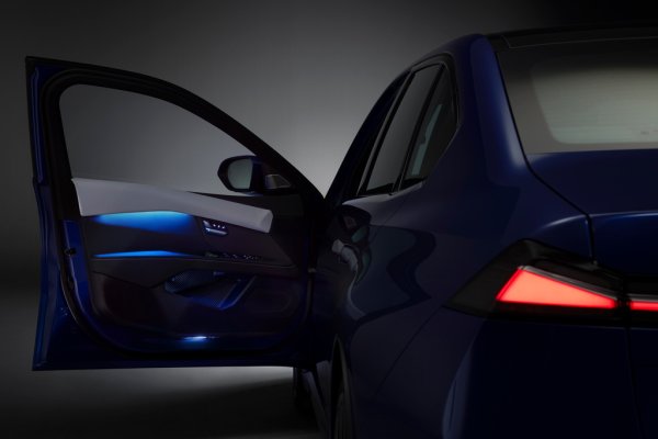 Батерията може да се зарежда до 400 киловата и тогава 10 минути на станцията ви дават нови 400 километра обхват. Освен това i3 може да отдава обратно електричество при нужда - примерно e в състояние да захрани цяла къща с 11 киловата, ако спре токът. 
В Германия, благодарение на договора на BMW с Е.ON, можете да използвате електромобила и за складиране на излишъците от ВЕИ енергия в мрежата. Според баварците това може да носи доход до 740 евро на година. 
