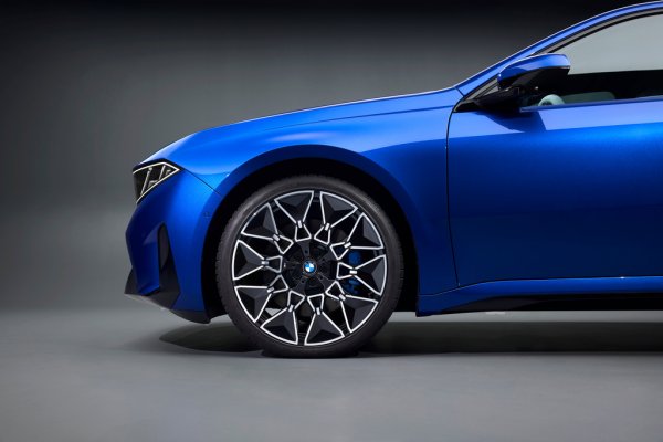 Най-голямата промяна между тази кола и предишните поколения всъщност ще бъде начинът, по който тя спира. При новото i3, както и при всички електрически модели от Neue Klasse гамата, спирането се извършва почти винаги от електромоторите. 
Истинските физически спирачки се използват в краен случай или при екстремни натоварвания на писта, и всъщност от BMW са се погрижили специално да ги направят по-устойчиви на корозия, именно защото те ще се използват толкова рядко. За пълния жизнен цикъл на този автомобил може и никога да не смените накладки. 

