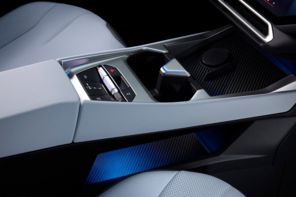 Кабината е изчистена и изключително ергономична. Широко са използвани рециклирани материали - BMW е сред лидерите по пътя към така наречената кръгова икономика - и на някои места усещането от тези пластмаси не е, каквото сме свикнали да очакваме от премиум автомобил. Но тази тенденция неизбежно ще дойде при всички автомобилни производители, така че трябва да свикваме. 
