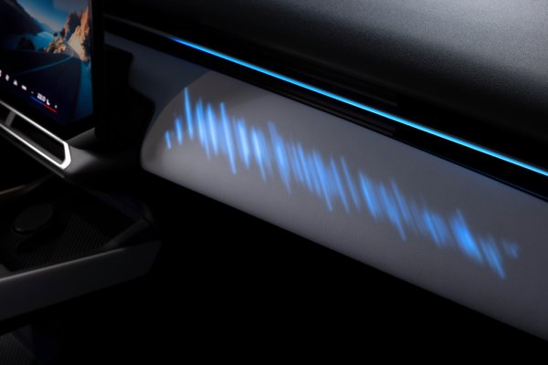 Една от ключовите технологични промени тук е, че вместо един голям компютър, който да управлява всички функции, автомобилите от Neue Klasse имат четири отделни, които BMW нарича "супермозъци" - всеки със своите специфични функции. Единият, който се нарича Heart of Joy (сърцето на радостта) се занимава с окачването, динамиката, електромоторите. Вторият отговаря за автономното управление и асистентите; третият поддържа мултимедията и забавленията, и ви дава възможност да играете компютърни игрички. Последният се грижи за основни неща като климатик, врати и прозорци и така нататък. 
