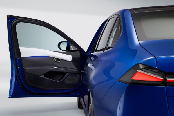 Втората причина е, че ако Трета серия стане твърде голяма отвътре, какво би станало с Пета серия?
Новото i3 е дълго 4.76 метра - с цели 40 сантиметра повече от някогашното Е 21. Междуосието е 2.90 метра, по-голямо от това при първите пет поколения на Пета серия. 
