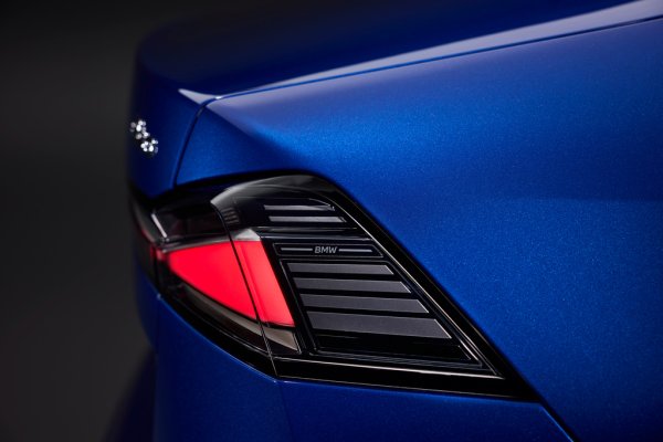 Производството на тази кола ще започне в изцяло преоборудваната фабрика в Мюнхен някъде след юли. След това ще имаме възможност да я тестваме и да ви споделим реалното й поведение на пътя. Но отсега можем да предвидим, че i3 ще е доста по-комфортна от iX3, най-малкото защото е по-ниска и не се налага цялото окачване да е толкова стегнато като при високия SUV модел. 
Гумите тук са по-тесни от тези на iX3, а подресорната маса е малко по-ниска, което обещава не само повече комфорт, но и по-добра динамика. Откровено казано, нямаме търпение да го пробваме на практика. 

