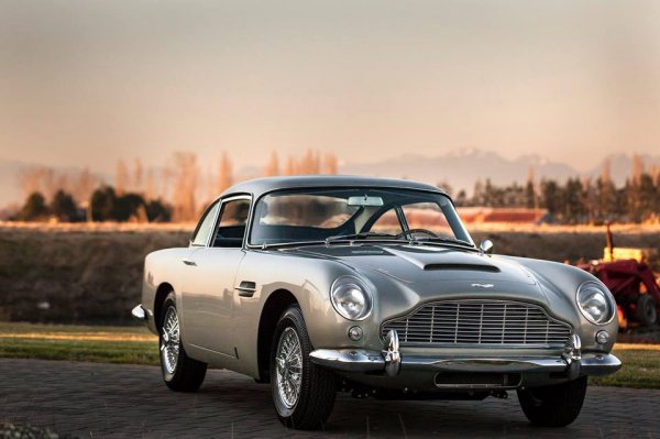 Точно след него стои сребърният. Нюансът му - Silver Birch, оцвети Aston Martin DB5 (на снимката“, и беше избран от McLaren за McLaren F1 - и двамата модела сигурни членове в автомобилната зала на славата.