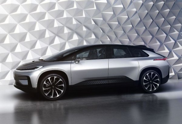 Кросоувърът FF 91 трябваше да стане сериен още преди година, но засега от Faraday Future само дават нови и нови обещания. Според експерти, голяма е вероятността, проектът да бъде закрит и никога да не видим готов автомобил. Въпреки това, машината си има достойнства и вече записа няколко впечатляващи постижения.
Неофициално Faraday Future е най-динамичният SUV в света. Има официално потвърдено видео, на което си вижда как FF91 ускорява до 60 мили в час за 2,39 секунди. Машината тежи над 2 това и за целта се нуждае от близо 1100 к.с. 