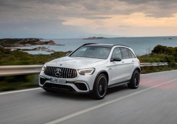 Ето този автомобил измести италианците от първото място. Най-горещият GLC наскоро беше обновен, но техническите му характеристики се запазиха. Под капака е поставен познатият 4,0-литров V8 с две турбини, който развива 510 к.с. и 700 Нм. Тягата се разпределя с  9-степенен автомат AMG Speedshift MCT.
Добавянето на опцията AMG Driver's Package позволява на кросоувъра да развие 100 км/ч от място за 3,8 секунди и да достигне скорост от 270 км/ч. При нея се включва електронният ограничител. Именно такава машина изпревари Stelvio Quadrifoglio на Северната дъга, като подобри времето на италианците с 2 секунди.
