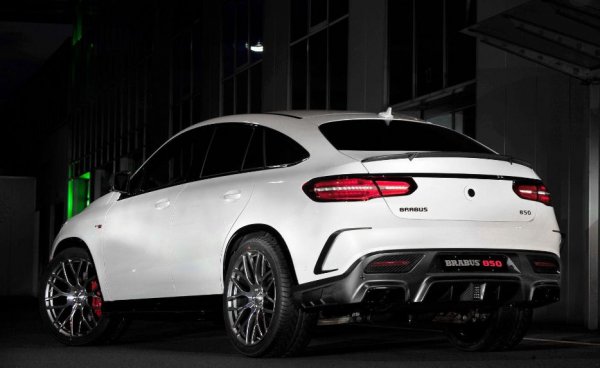 В случая времето за ускорение от 0 до 100 км/ч е същото като при GLC 63 S - 3,8 секунди. Мнозина може да не признават Brabus за производител на серийни автомобили, но формално той е точно такъв. Затова и този модел е включен в Топ 10. А неговата максимална скорост от 320 км/ч е непостижима дори за някои суперколи.
Тайната на това постижение в двигателя, чиято мощност е увеличена до 850 к.с., а максималният въртящ момент достига 1450 Нм, които са достъпни още при 2500 об/мин. И ако си мислите, че Mercedes ви иска много пари за AMG GLC 63 S (90 976 евро), разгледайте ценовата листа на Brabus (182 424 евро).
