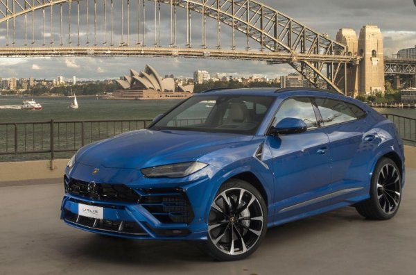 Известно време именно Lamborghini Urus беше най-бързият автомобил в този клас, но преди 2 месеца загуби короната си. Рекордите са за това - да се подобряват. Въпреки това, като динамични показатели Urus си остава сила, с която всеки трябва да се съобразява.
4,0-литровият V8 двигател развива 650 к.с. - повече отколкото V10 мотора на суперколата Huracan. Затова е кросоувърът върви впечатляващо - ускорение от 0 до 100 км/ч за 3,5 секунди и максимална скорост от 305 км/ч. Всичко това е на доста висока цена - 180 000 евро.

