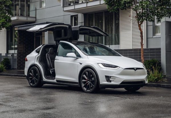 Електромобилите не са рекордьори по пробег или по максимална скорост, но като динамика са ненадминати. Tesla Model X, например, може да вдигне 250 км/ч, но се изстрелва до 100 км/ч за 3 секунди. Бензиновите кросоувъри не са способни на подобно нещо.
Сумарната мощност на този електромобил надхвърли 760 к.с., които са достъпни винаги и навсякъде. Model X побира 6 души, което също е сред достойнствата му. Цената на кросоувъра също обаче не е никак малка - над 150 000 евро.
