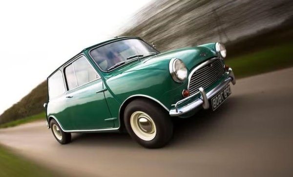 Austin е голям марка през XX век и до голяма степен отговорна за мобилизирането на Великобритания със своите модели Seven 1922-1939, Mini 1959, 1100/1300 1960 и Metro. Rover изоставя това има през 1987 г.

Сегашният собственик на компанията е Shanghai Automotive Industries Corporation, като има слухове за нейното съживяване, въпреки че липсват каквито и да било доказателства.
