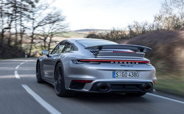 Koenigsegg Gemera и Rimac C-Two претендират за 1.9 секунди от 0 до 100 км/ч. Японците от Aspark твърдят, че техният Owl го прави за 1.72 секунди. И трите претенции още не са официално потвърдени. В Рекордите на Гинес е записано Porsche 911 Turbo S, с 2.5 секунди, но е ясно, че това е вече остаряло. 
