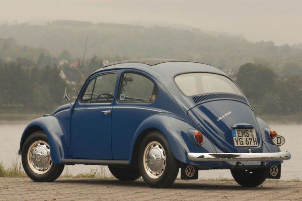 ... а именно към Volkswagen Kaffer, или Beetle. Произвеждан между 1938 и 2003 година с твърде умерени промени в конструкцията и дизайна, този автомобил е купен цели 21 529 464 пъти. 
