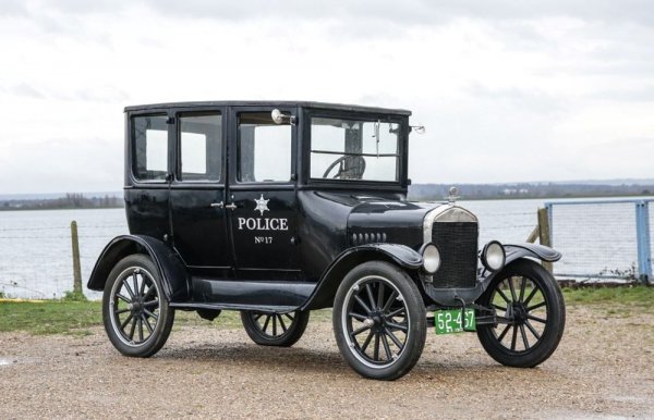 Тук трябва да се върнем почти до зората на автомобилостроенето, и до легендарния Ford Model T. Неговите 17 милиона продажби са впечатляващи дори по днешните стандарти, и му отреждат място в Топ 10 за всички времена. Но стават наистина удивителни, ако съобразим през коя епоха са постигнати: когато тази кола за пръв път слиза от конвейера, автомобил притежава по-малко от един на сто американци. През 1914 година девет от десет коли по щатските пътища са Model T - доминация, която едва ли някога ще се повтори.

