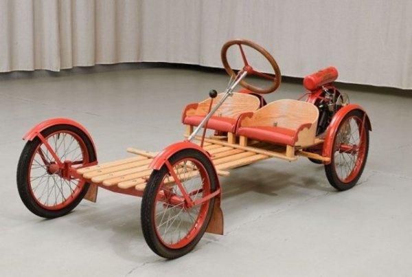 В съвременната епоха това е Tata Nano, която искаше да свали индийците от рикшите и да ги качи на автомобил само срещу 2000 долара. Но бе толкова отблъскваща, че компанията скоро трябваше да спре производството заради твърде скромни продажби. 
Дори и Nano обаче е скъпа на фона на най-евтиния автомобил за всички времена - Smith Flyer. Двуместен, с дървена рама и без врати, стъкла и покрив, този автомобил се произвежда между 1915 и 1924 първо като Smith, а после - като Briggs & Stratton. Цената му е едва 125 долара, които, преизчислени според инфлацията, правят 1909 долара в днешни пари. 
