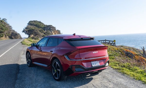 Двата корейски гиганта се наслаждават на най-добрите си години от финансова гледна точка. При Kia оборотът достигна 99.8 трилиона вона (спрямо 86 трилиона преди година), оперативната печалба е 11.6 трилиона, а нетната - 8.78 трилиона (малко над 6 млрд. евро). Доходността на акция е завидните 22 168 вона, или 15.27 евро. 
Компанията отчита 1.616 млн. продадени автомобила за 2023 година. Най-популярните й модели са били Niro - 138,571 продажби, Sportage - 136,290, Picanto - 121,663, и Seltos - 117,093. 
