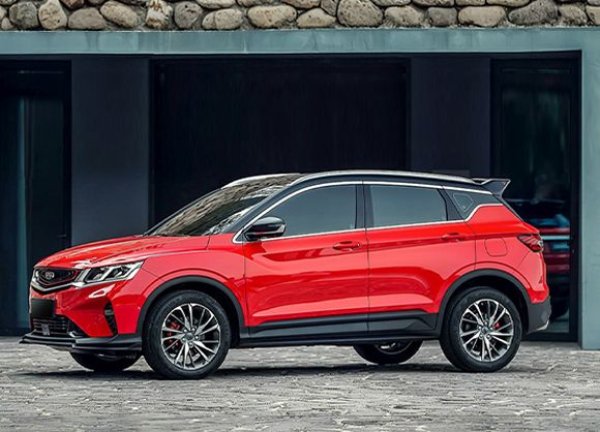 Китайският кросоувър засега не се продава в страните от ЕС, но пък на други пазари, дори в Европа, се радва на стабилно търсене. Под капака му е поставен 3-цилиндров турбомотор с обем 1,5 литра, който развива 150 к.с. (в Китай същият двигател има 177 к.с.), а това е напълно приемлив показател. 

Извън пътя моделът на Geely, въпреки своя пътен просвет от 196 мм, не е добро решение. Причината е в допълнителните спортни елементи по каросерията, които със сигурност ще изпопадат при преминаване през лош терен. Двигателят и 7-степенна роботизирана скоростна кутия не успяват адекватно да контролират тягата на проблемните участъци от пътя.