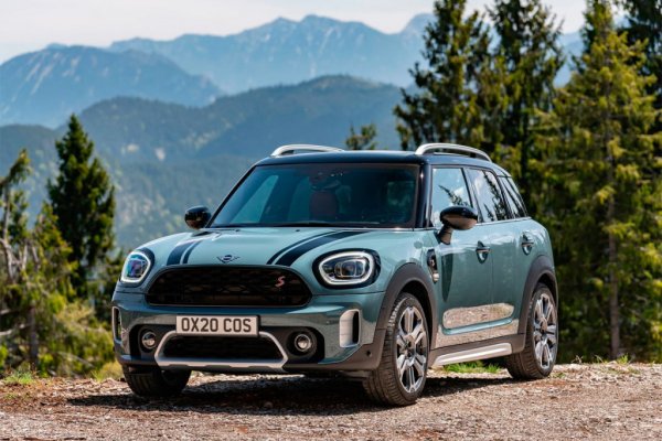 Във всъдеходните дисциплини Countryman е малко по-способен, но това не бива да успокоява собственика му. Пътният му просвет е само с 5 мм по-голям от този на Lexus UX &ndash; 165 мм, а стандартен съединител отговаря за задната ос. 

Самият модел обаче не е проектиран за преминаване през тежък терен, тъй като окачването му е определено спортно и силата му е на гладък път, което важи и за повечето от останалите автомобили в този списък.