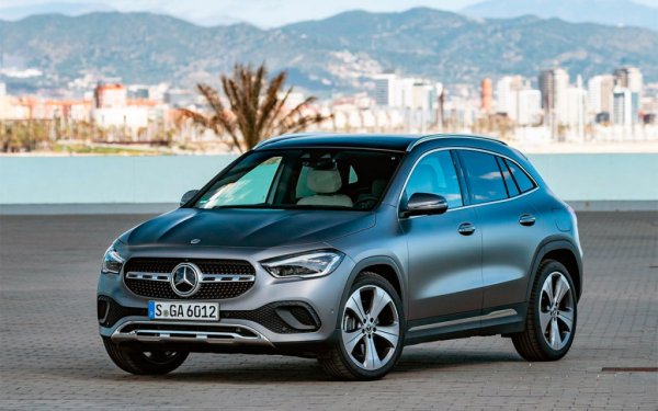 Този кросоувър има система за задвижване, както и роботизирана скоростна кутия, която, ако бъде настроена правилно, е сред най-добрите на пазара. Пътният му просвет обаче е само 143 мм. За да се ориентиране по-добре, ще ви кажем, че клирънсът на последното поколение на VW Golf е с 5 повече. 

Да, GLA има разнородни таланти, някои от които са особено впечатляващи, но офроудът не е сред тях. Затова и ако решите да платите сериозната сума, която струва този модел (все пак говорим за Mercedes-Benz), трябва да сте наясно, че извън пътя той може да ви навлече сериозни неприятности.