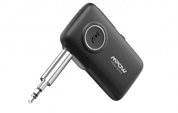 Колата ви няма Bluetooth, а ви се иска да си слушате Spotify и в нея? Няма проблем, благодарение на този простичък Bluetooth приемник, който можете да включите в AUX входа на аудиосистемата. Има си и малък микрофон, така че да го ползвате за телефонни разговори, и на всичкото отгоре позволява да се свържат две устройства едновременно. 
Струва около 35 лева