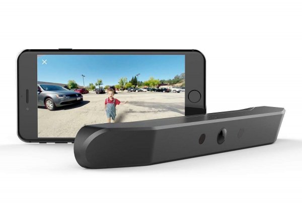 В САЩ отскоро камерите за задно виждане са задължителни за новите автомобили. Но и старите могат да се сдобият сравнително лесно с такава благодарение на устройства като това от Nonda, което включва 170-градусова широкоъгълна камера, прикрепяна към задния регистрационен номер. Сигналът се предава върху екрана на смартфона ви. Самата камера има нужда от зареждане само веднъж на два месеца. Паркирането изведнъж ще стане доста по-лесно. 
Струва около 120 лева
