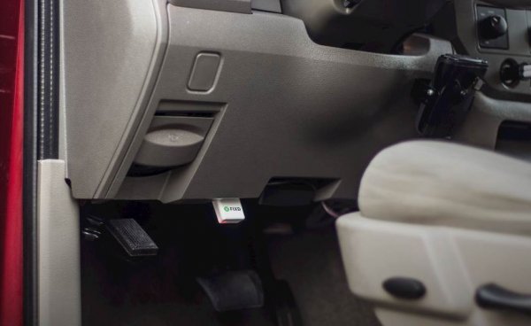 С тази дребна джаджа вече няма да ви се налага да гадаете какво означава неприятната предупредителна светлина на таблото. Просто трябва да включите FIXD в порта за пренос на данни (обикновено вляво под волана) и той ще изпрати диагностичен доклад до специално приложение на смартфона ви. Може дори да ви насочи към близък сервиз и да изчисли приблизителната цена на ремонта, макар тези функции да са предвидени за американския пазар и да не вършат много работа у нас. Но освен това устройството периодично напомня за нужни дейности по поддръжката, като смяна на масло, филтри и пр. - което вече е полезно навсякъде. 
Струва около 100 лева