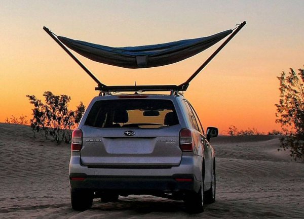 Изработенa от дуралуминий, тази стойка за хамак се монтира върху релсите за багажник на покрива и ще ви позволи да спите под звездите, далеч от всякакви пълзящи по земята гадини. Качването и слизането от хамака не са от най-лесните, но пък свободата, която той ви дава, си струва. 
Струва около 600 лева