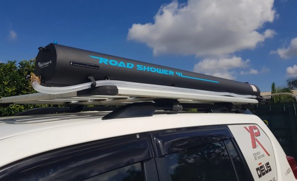 Това е душ с три различни размера резервоари (от 16 до 38 литра), в които водата се затопля от слънчева енергия. Монтира се на покрива на колата и може да действа както с електрическа, така и с ръчна помпа, за да ви осигури приятно ниво на хигиена по път. 
Струва между 400 и 700 лева 