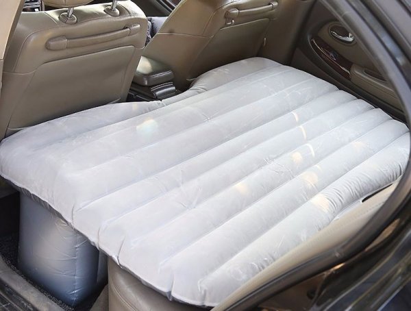 Това може да бъде много полезно за българите, на които често се налага да пътуват на дълги разстояния, а не искат винаги да се охарчват за мотели и хотели. Комплектът включва надуваеми подпори и дюшек, две възглавници, помпа и лепенки за ремонт при нужда. 
Струва около 50 лева