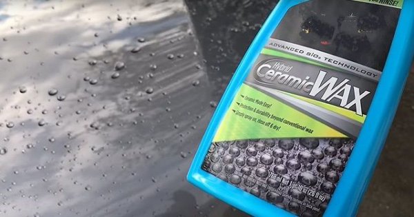 Тази вакса покрива автомобила със слой от силициев диоксид, който може да предотврати дребните надрасквания от камъчета, стъргалки за лед или твърде близко паркирала дама с три чанти в ръце. Спреят се нанася върху измита и още влажна кола, и после просто се разнася и подсушава с микрофибър. 
Струва около 25 лева