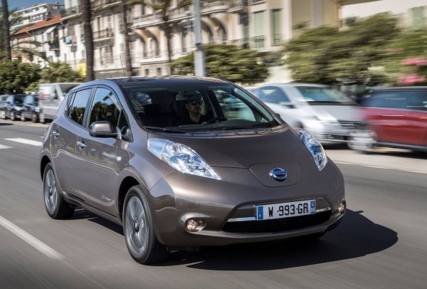 Бумът на електрическия автомобил не спасява първите версии на Nissan Leaf от дълбока девалвация. Основната причина е бързото износване на батерията, която е трудна (и скъпа) за подмяна. Освен това има остаряла система за зареждане и малък пробег, а и обслужването му е трудно. За 5 години електрическият Nissan може да загуби повече от 50% от стойността си.