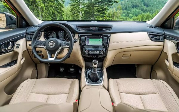 Волан, направен от полимери, при пробег от 100 хиляди км е по-добре запазен от кожения, чието покритие започва да се протрива след 40-60 хиляди км. На седалката на водача след 5-6 години полиуретановата подложка може да започне да се разпада, а страничните опорни елементи се смачкват и губят формата си. 

Воланът скърца заради гумено уплътнение, което не е добре поставено. Заради лошите контакти на CAN-шина (модул, който позволява на електронните системи да си комуникират) се появяват най-различни електрически проблеми - от неоторизирано изключване на аудиосистемата, на климатичния контрол, на сензоритне са паркиране до отказ на двигателя.