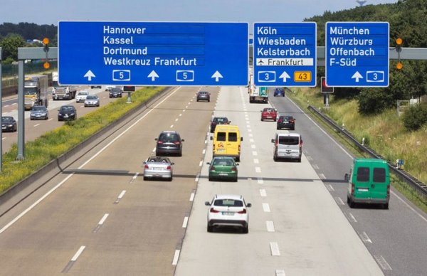 Пословичното качество на германските магистрали и високият стандарт на живот от десетилетия позволяват на много от хората в страната да живеят в провинцията и да пътуват всеки ден по 100 и повече км до работа. На този фон едва седмото място на Германия в класацията е леко изненадващо. Средният пробег тук е 22 542 км годишно.
Австрия е малко по-назад, с 21 563 км годишно. 
