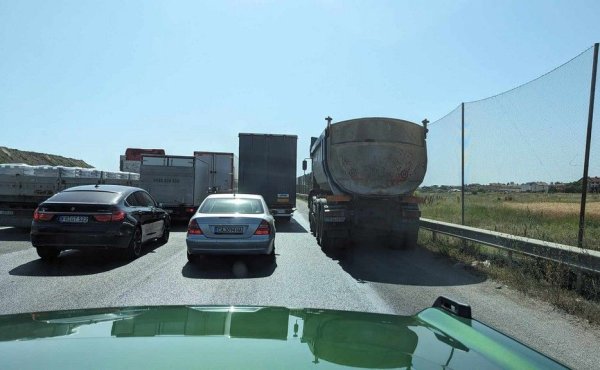 Със средна по размер територия и с огромна част от населението, концентрирана в три големи града, България би трябвало да е назад в класацията. Но всъщност е 13-а, със среден пробег 20 999 километра годишно. От бившите източноевропейски страни само Словения и Словакия са по-напред, и то с малко. 
